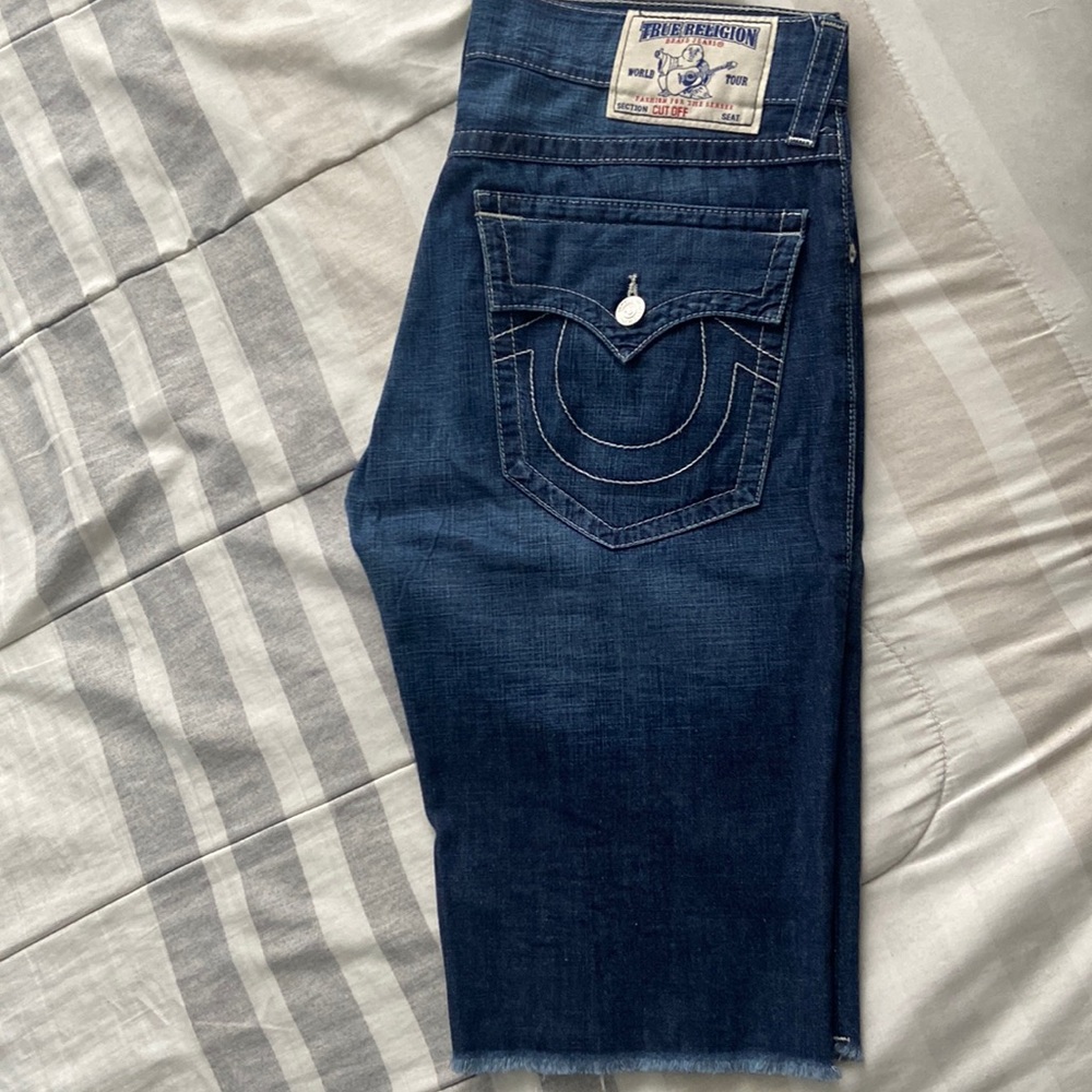 Cut off, white stitching